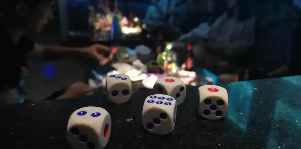 酒吧骰子怎么玩 酒吧骰子玩法
