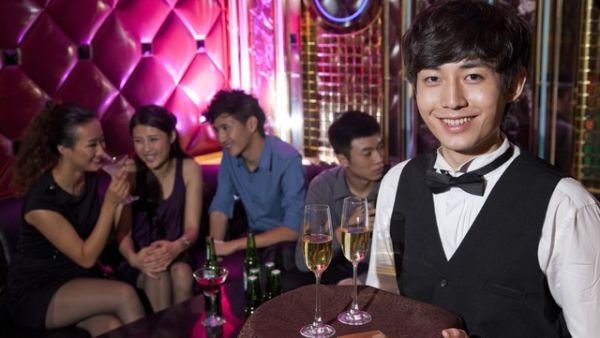 为什么夜场演员会在酒杯里放水果