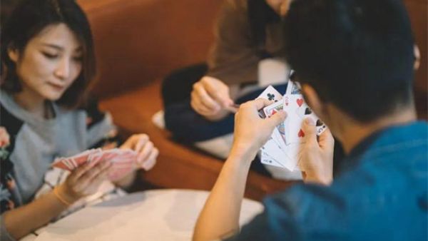 女生主动让男生跟自己斗地主什么意思