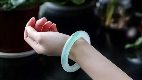 带玉手镯子对女人有什么好处