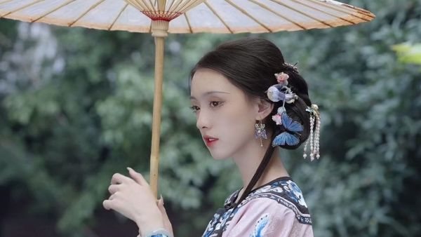 我见青山多妩媚什么意思