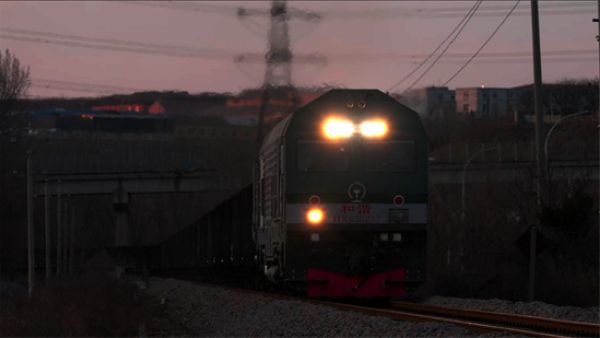 火车连续发出两声长鸣是什么意思