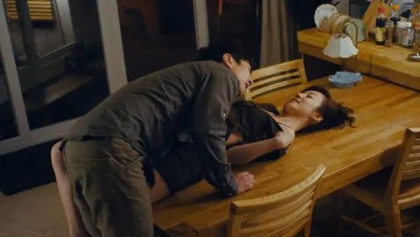 劈腿是什么意思