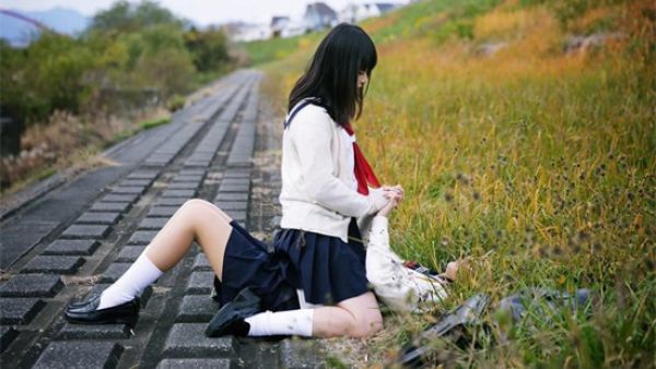 两个女生之间进行爱的互动