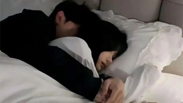 男生抱女生睡觉他能忍住吗