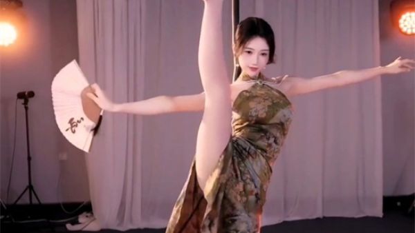 一字马的时候下面是开的吗