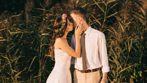 接吻时手应该放在哪?接吻教学指南