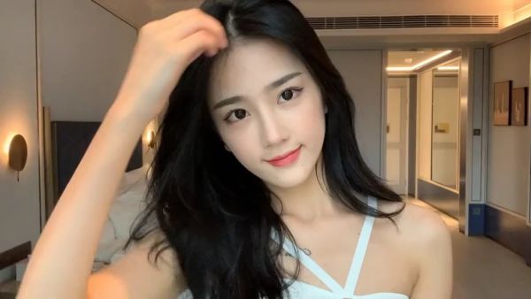 一个女孩子愿意让你摸她头发代表什么