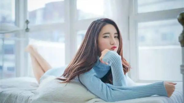 女生发出哼哼唧唧的声音助眠