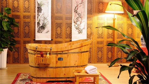 足疗店木桶浴是女技师给洗澡吗