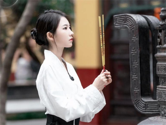 女人梦见去寺庙上香什么意思 - 第1张