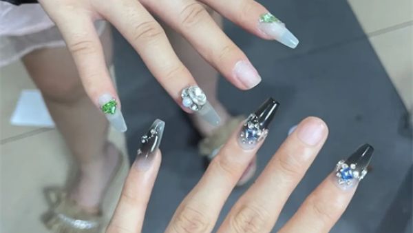 女生为什么中指不做美甲