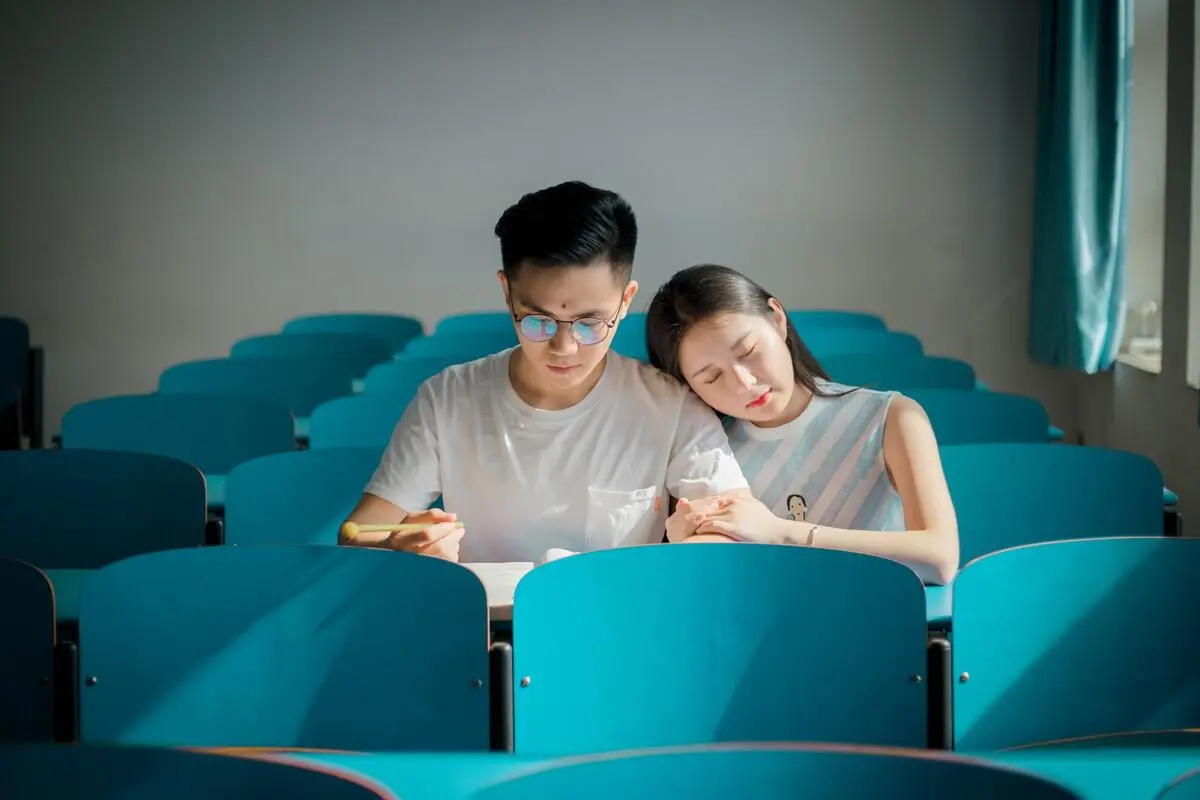 大学男女朋友上课要坐一起吗