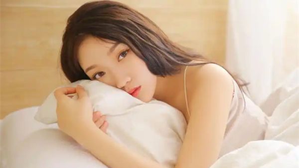 女生夹屁股绷腿趴着什么毛病