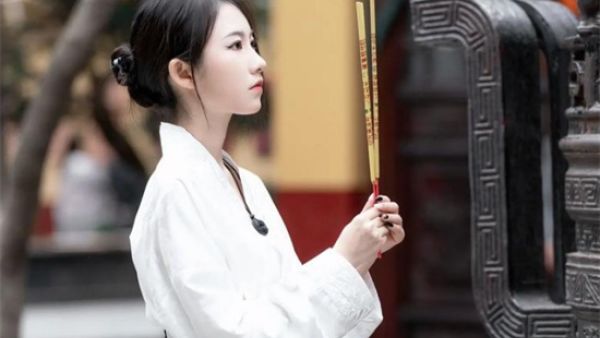 女人梦见去寺庙上香什么意思
